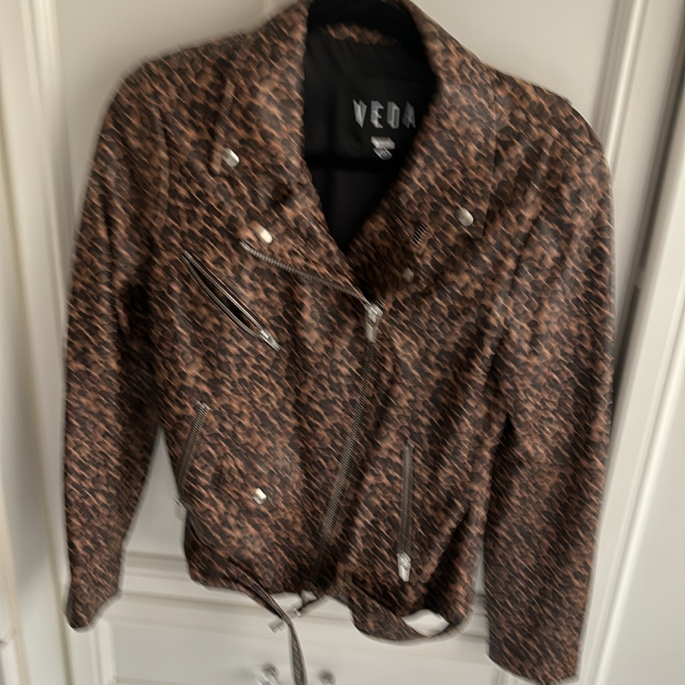 Size L Veda leather leopard print moto jacket